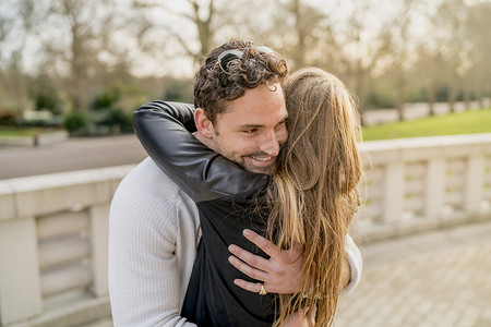 英国伦敦巴特西公园一对浪漫的年轻夫妇拥抱在一起