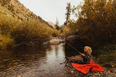 加州红杉国家公园矿泉王小溪边的小男孩钓鱼美国
