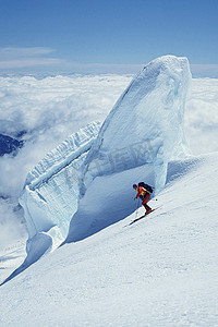 埃蒙斯冰川上的滑雪者