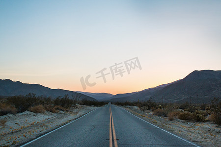 美国加利福尼亚州安扎·博雷戈日落时分通往山区的开放道路