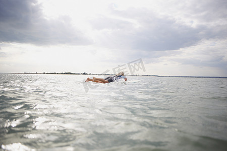 海上冲浪板上的资深女子冲浪板