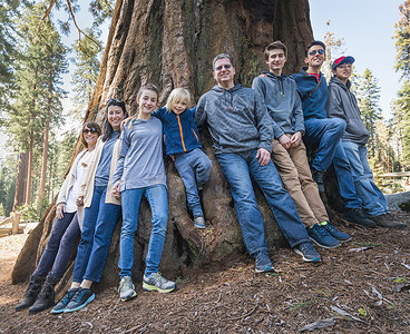 美国加利福尼亚州红杉国家公园一群人站在大树周围