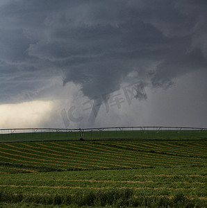 堪萨斯州摄影照片_一场强大的龙卷风席卷堪萨斯州一个乡村小镇的田野