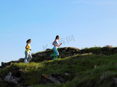 两个女人在慢跑