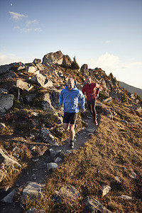 瑞士瓦莱岩石小路上的小径跑步者