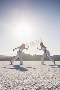 美国犹他州邦纳维尔盐滩上两名女子表演卡波埃拉的表面平面图