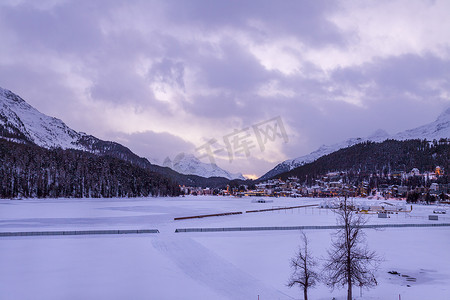 瑞士圣莫里茨雪景下的山下村庄