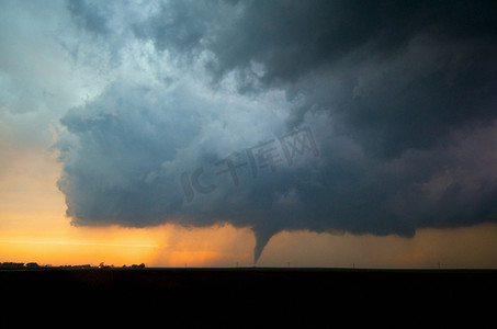 2013年5月18日美国堪萨斯州拉内德以西金色落日下的风暴墙云形成龙卷风
