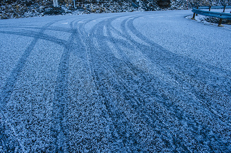 挪威罗福滕莱茵积雪公路上轮胎印的低角视角