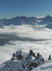 瑞士风光摄影照片_瑞士伯尔纳·奥伯兰瑞士阿尔卑斯山山谷低云高空景观
