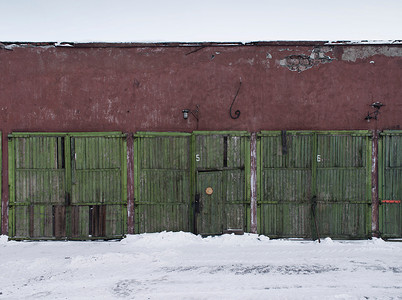 冻货摄影照片_积雪覆盖的建筑物的门