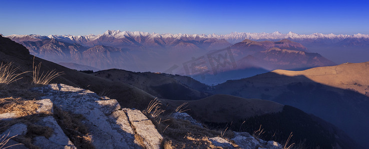 高架全景景观远处白雪皑皑的山脉蒙特赫罗索瑞士提契诺