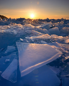 环境丰富摄影照片_日落时堆积的碎冰俄罗斯西伯利亚奥克洪岛的贝加尔湖