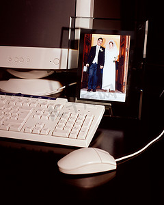 婚嫁摄影照片_电脑旁的婚纱照
