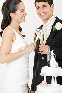 新娘和新郎用香槟干杯
