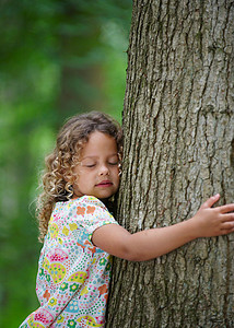年轻的女孩紧闭着树上的眼睛