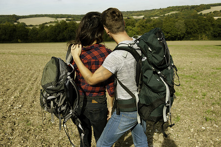 英国白金汉郡大米森登田野里浪漫的年轻徒步旅行夫妇的背影