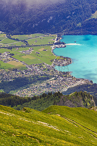 河边山谷村庄的俯视图瑞士