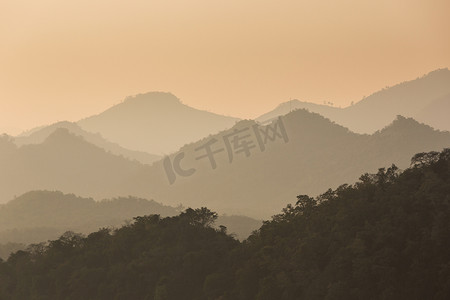 东南亚老挝琅勃拉邦普希山的热带雨林和丘陵景观