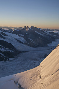 瑞士伯尔尼州日出时分从少女峰俯瞰瑞士阿尔卑斯山