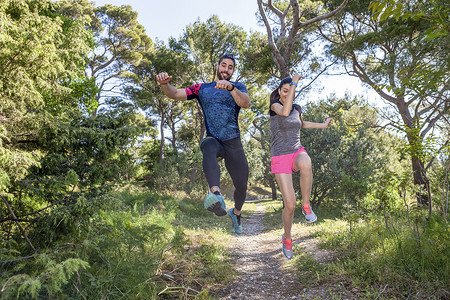 克罗地亚达尔马提亚斯普利特公园男女跑步者在半空中跳跃