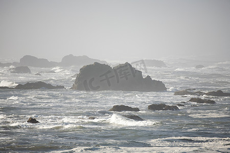 海浪拍打着海豹岩