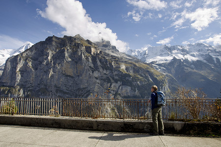 一名男性徒步旅行者凝视着瑞士格林德尔瓦尔德穆伦艾格山的诺德沃德