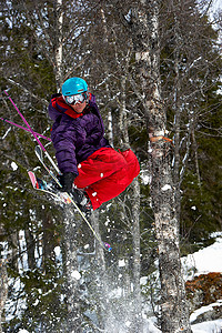 红状摄影照片_瑞典阿雷滑雪者带着树木在半空中跳跃