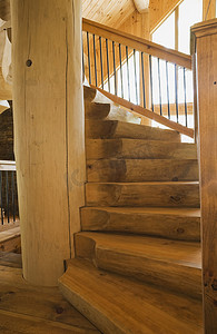 it步骤摄影照片_原木小屋中的东方白松楼梯和柱子