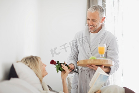男人在床上给妻子送早餐