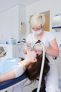 儿童口罩摄影照片_牙医处理病人牙齿的工作