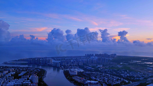 新辉煌摄影照片_晚霞云层黄昏日落天空城市海口18