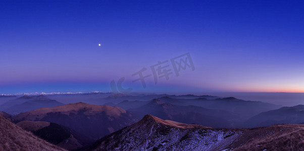 黎明时分高架全景山脉景观山谷中弥漫着薄雾瑞士提契诺蒙特格罗索