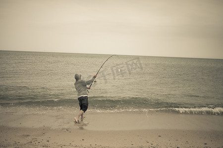 美国科德角马萨诸塞州特鲁罗渔民在海滩上抛鱼竿