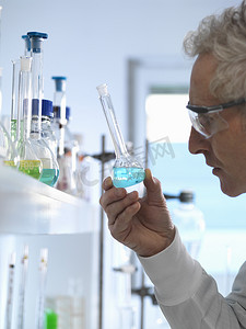 化学家准备化学配方以供实验室测试
