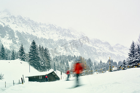 滑雪者沿着滑雪道向下移动瑞士温根