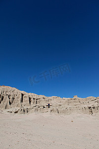 劳动公园摄影照片_美国加利福尼亚州坎蒂尔红岩峡谷州立公园男人在远处遛狗
