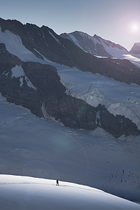 瑞士伯尔尼孤独的登山者在从阿尔卑斯山的少女峰下山的冰川上