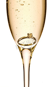 一杯香槟中的订婚戒指