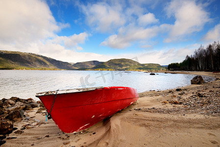 红船摄影照片_挪威罗加兰县湖边的红船