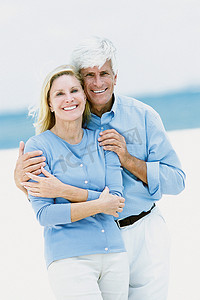 一对夫妇在海滩上的肖像