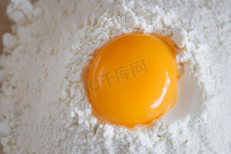 mi面粉摄影照片_生鸡蛋和面粉
