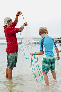 老师教男孩如何使用撒尼贝尔岛松岛海湾美国佛罗里达州