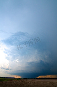 堪萨斯州摄影照片_2013年5月28日美国堪萨斯州本宁顿远距离观看的楔形龙卷风