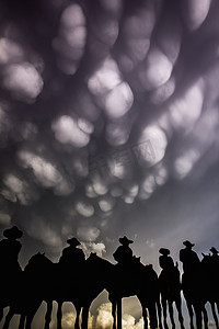 堪萨斯州摄影照片_美国堪萨斯州道奇城附近一场雷暴的砧板下起伏的巨型乳突