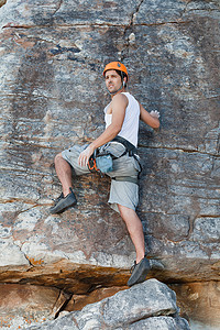 攀登背景摄影照片_攀登者攀登陡峭的岩面