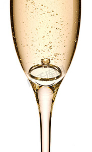 一杯香槟中的订婚戒指
