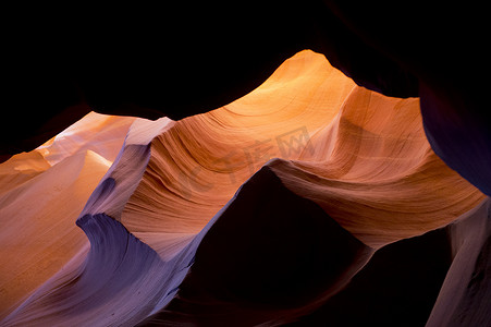 动物轮廓图案摄影照片_美国亚利桑那州佩奇羚羊峡谷侵蚀砂岩洞穴形成