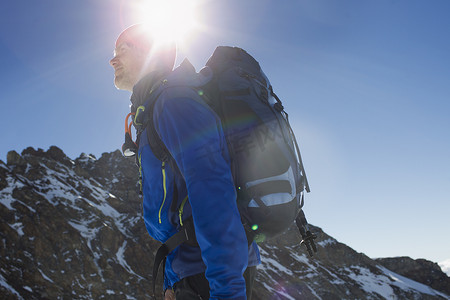 瑞士格林德尔瓦尔德的山中徒步旅行的人的低角视角