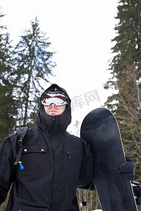 穿着专业冬季装备的家伙滑雪板